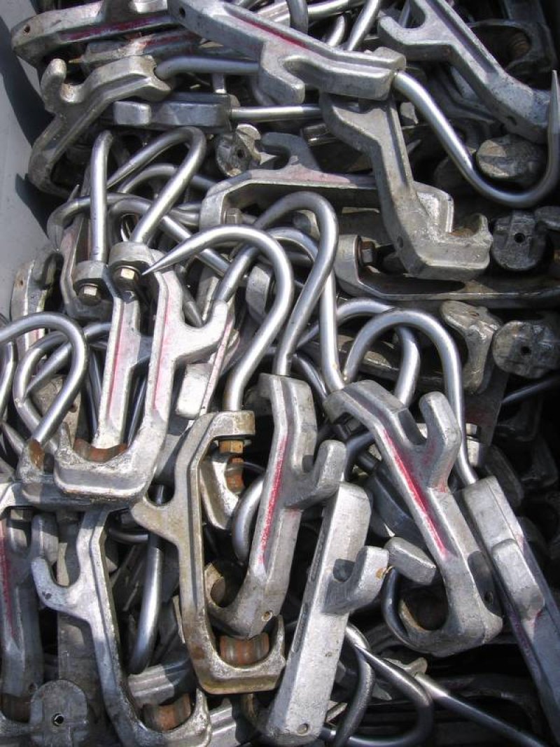 Pallet box cattle hooks with contra