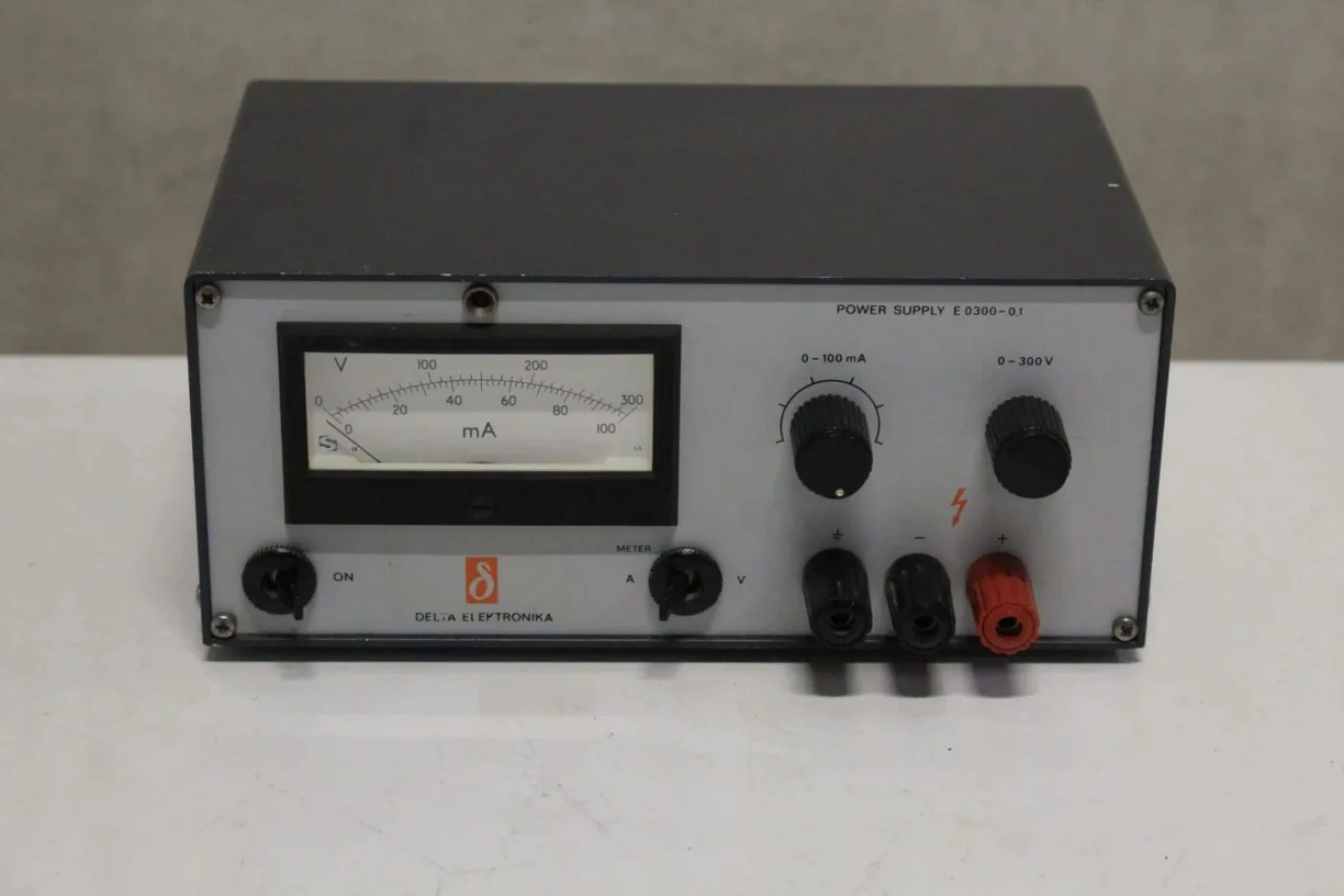 Delta Electronika E0300-01 Power Supply - 1