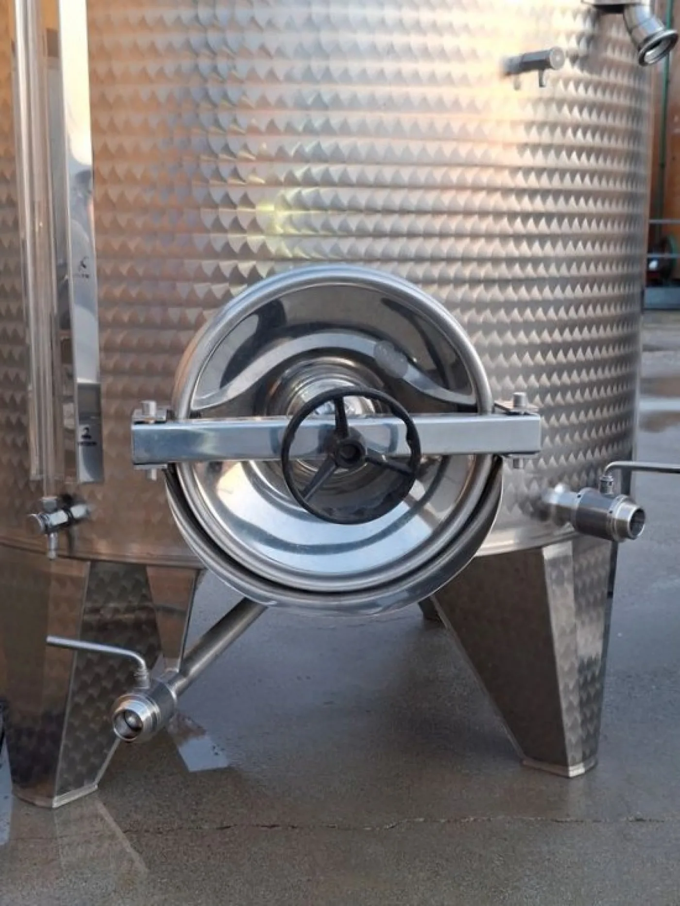 STAINLESS STEEL TANKS, L.A. INOX FIRM, CAPACITY 3000 LITERS (30 HL), VINIFICATION/STORAGE MODEL, SECOND HAND EQUIPMENT - 3