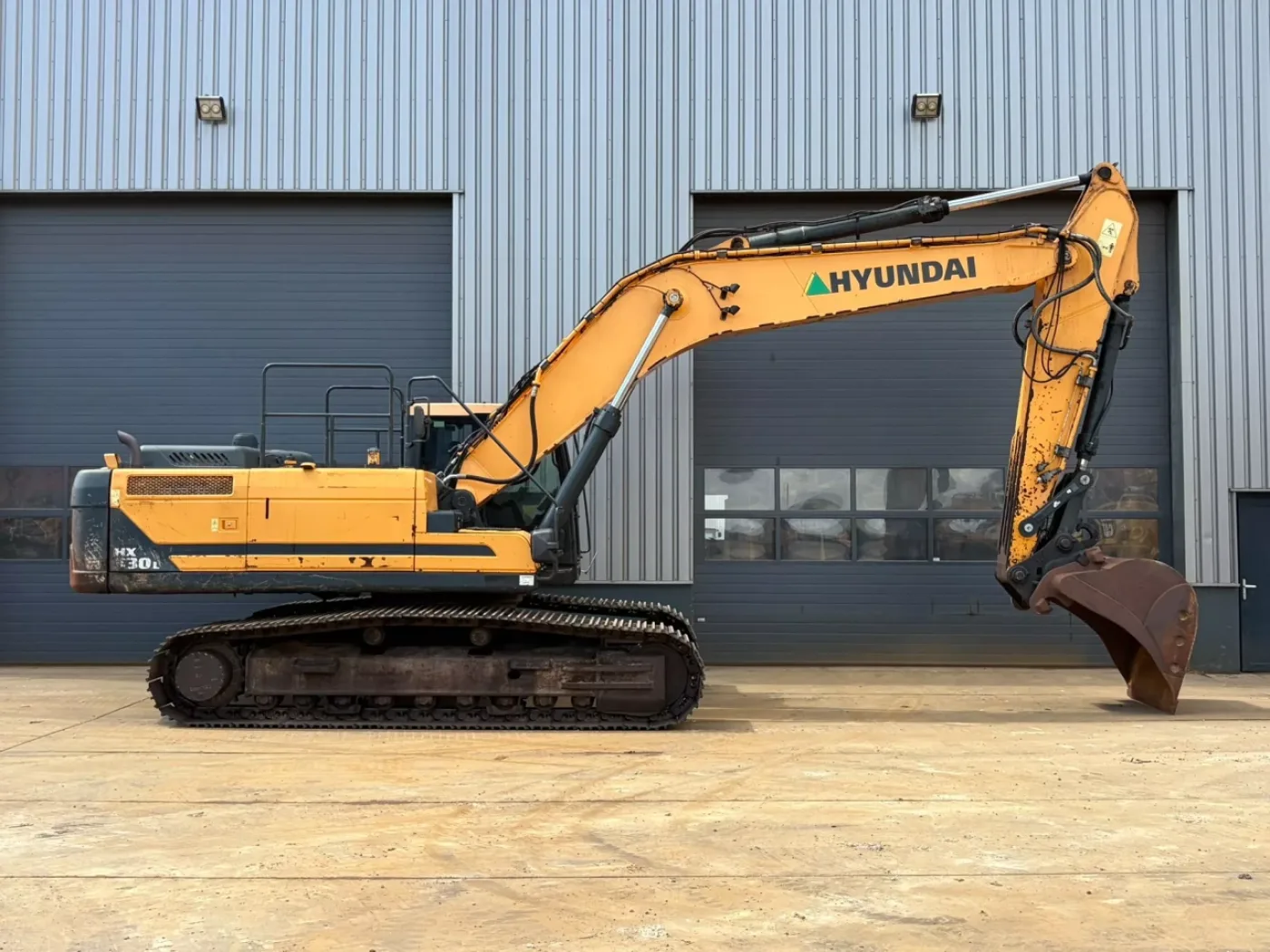 Hyundai HX330L - 6
