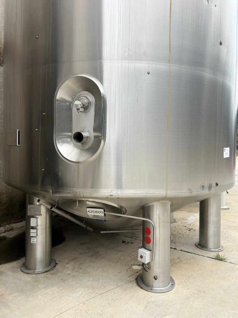 STAINLESS STEEL 304 TANK 30,000 LITRES WITH ANCHOR AGITATION AND HERMETIC INSULATION