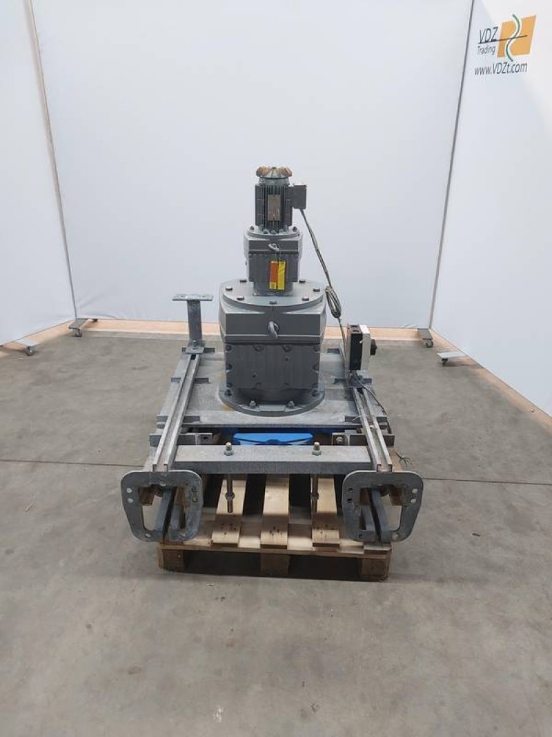 Drive wheel for bi-rail conveyor