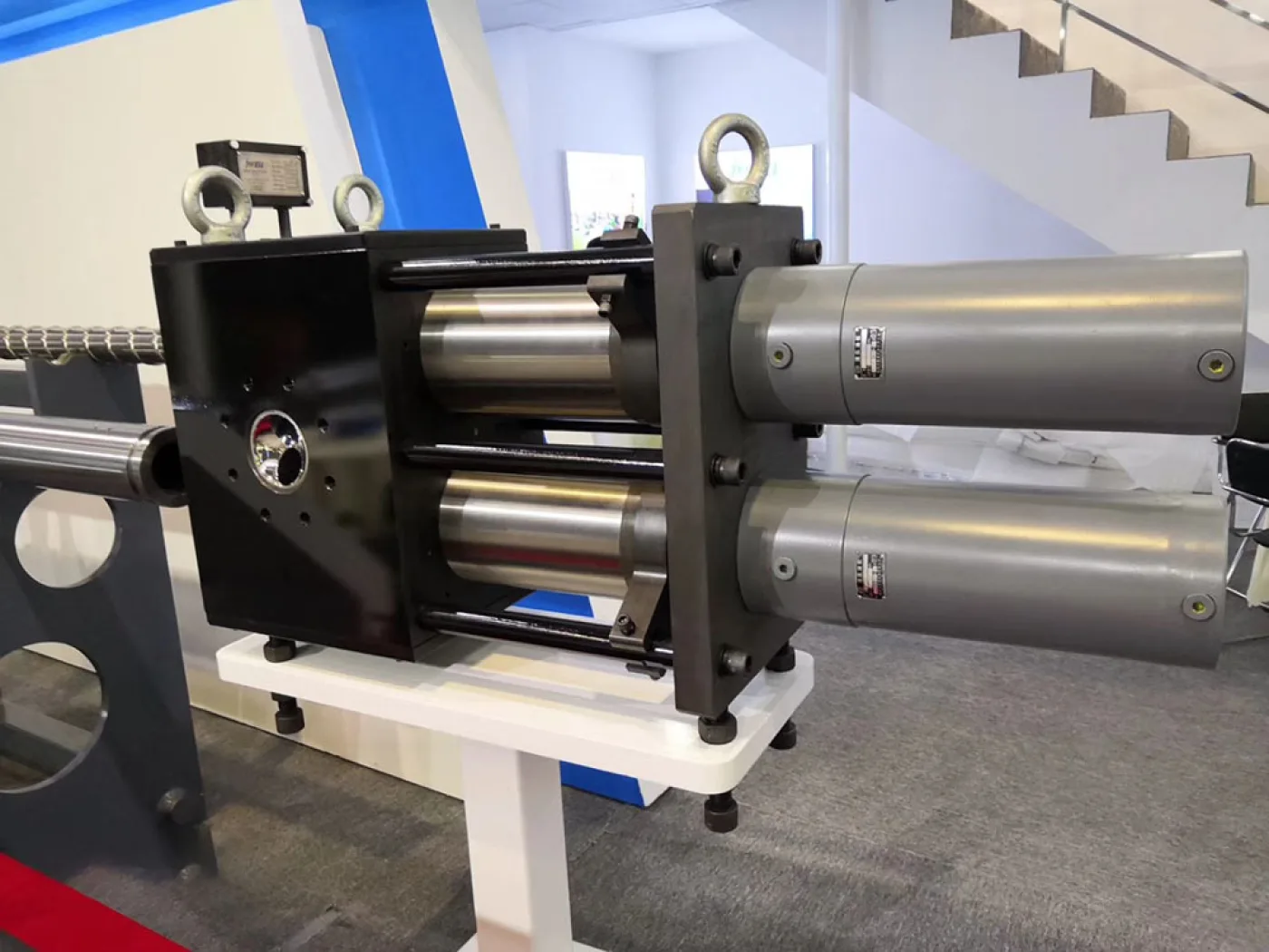 Screen changer - 6