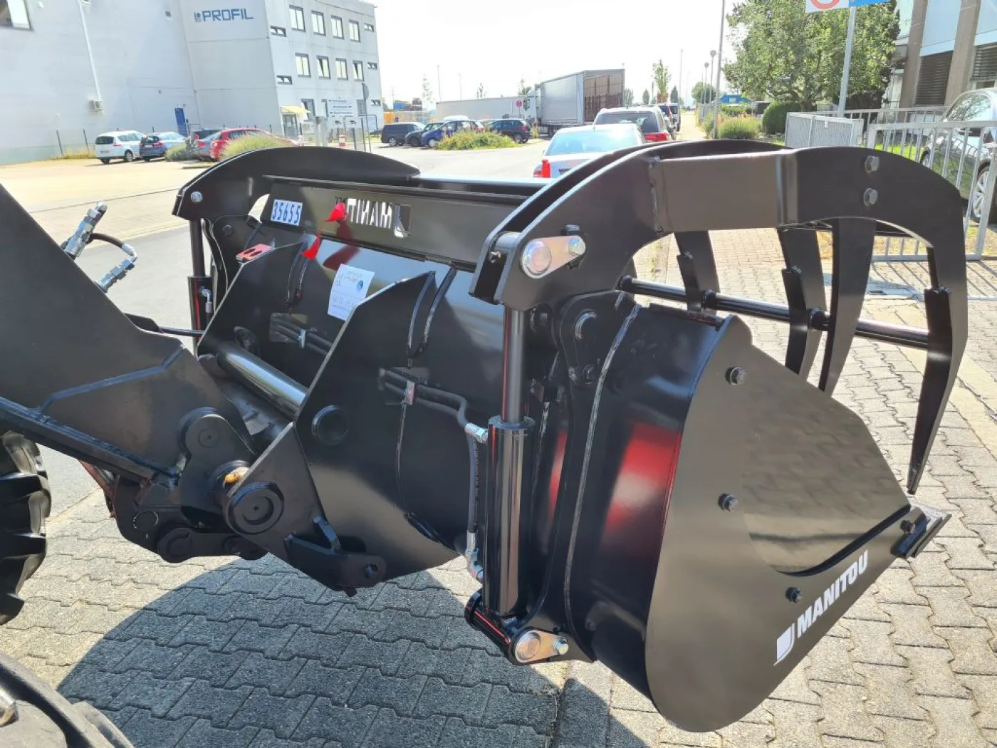 Manitou Greifschaufel m Niederhalter 1000ccm - 6
