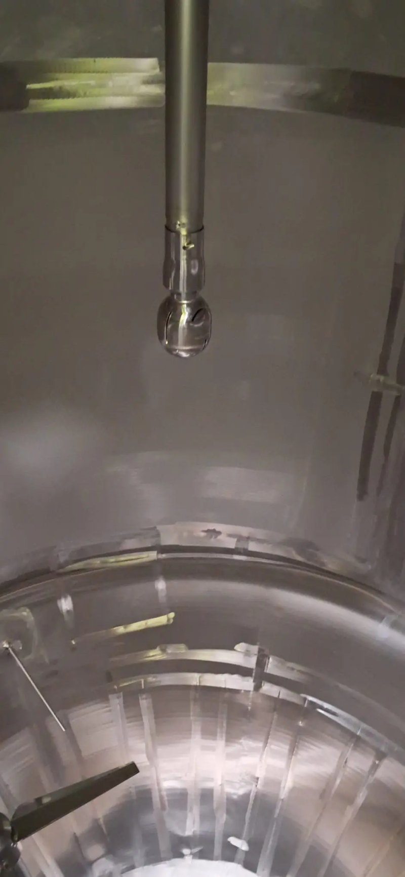 14300 LITRE VERTICAL STAINLESS STEEL TANK, HEAT-INSULATED WITH STIRRER