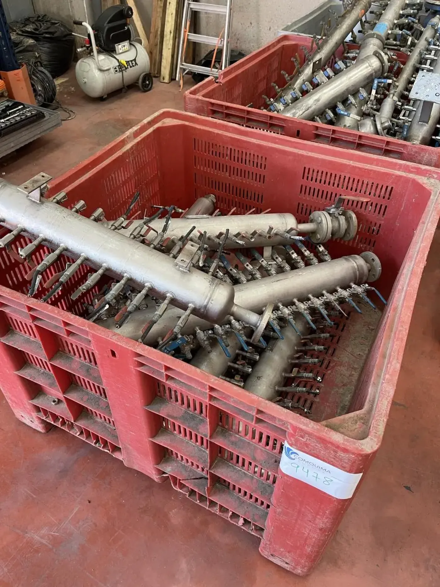 USED STAINLESS STEEL COMPRESSED AIR DISTRIBUTOR - 3