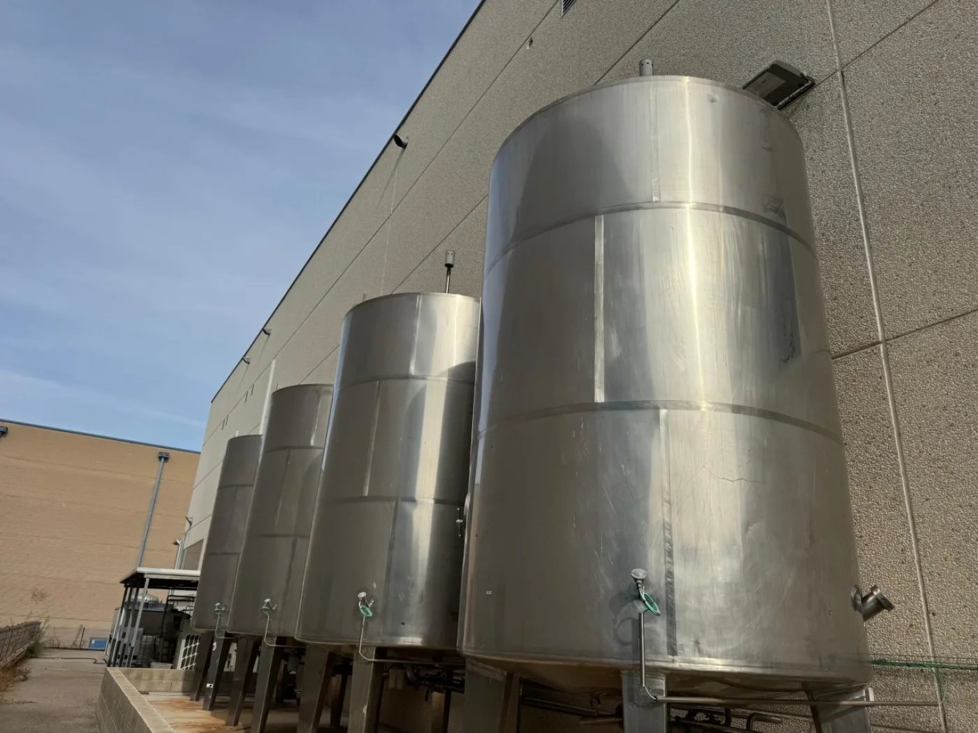 DEPÓSITO ISOTERMO 13.500L CON SERPENTÍN Y FONDO SEMI CÓNICO - 4
