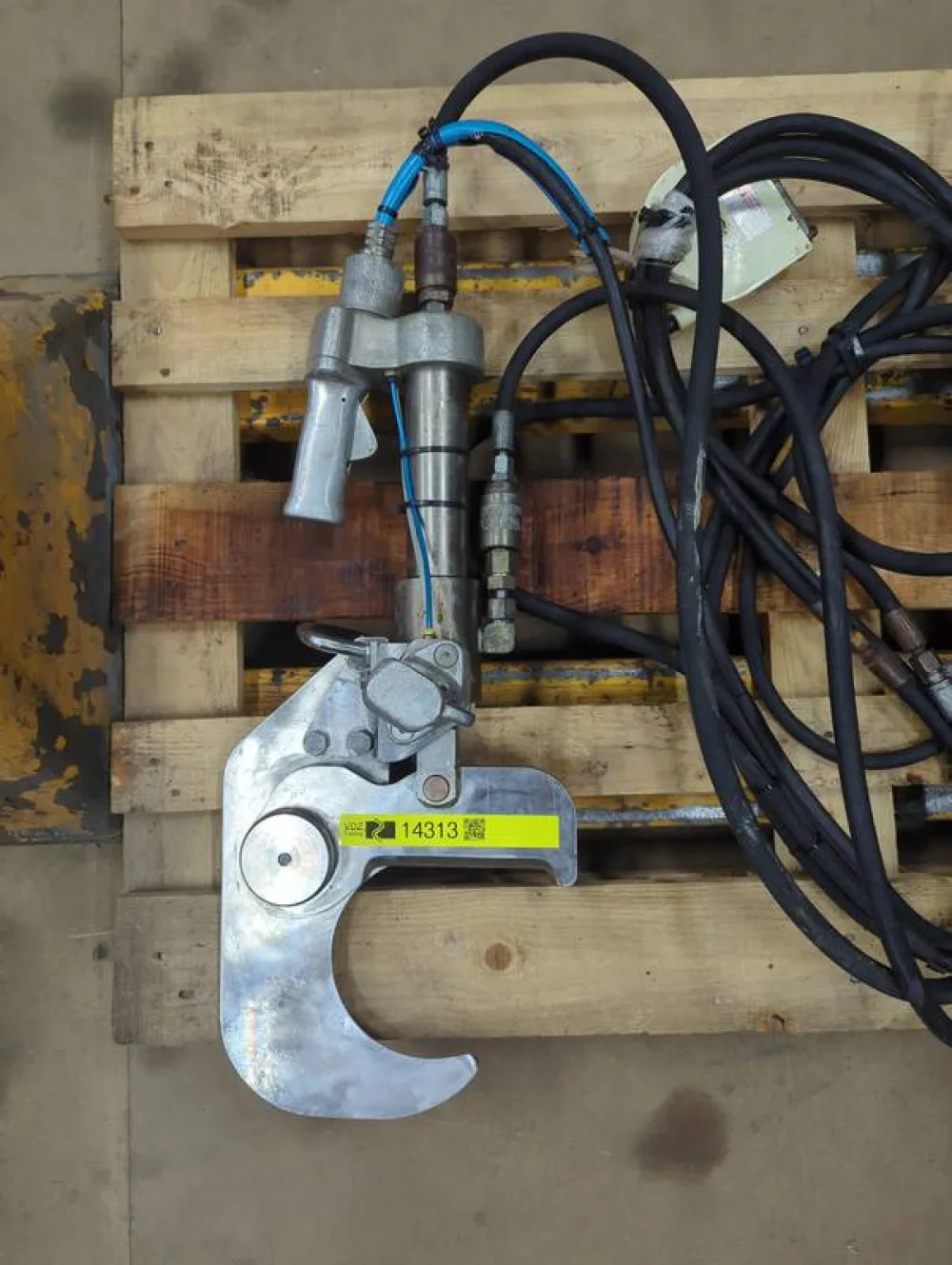Horn and leg cutter with hydraulic unit