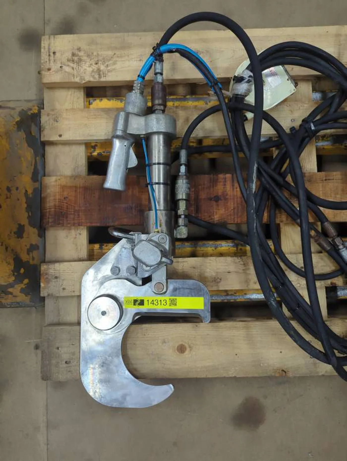 Horn and leg cutter with hydraulic unit - 1