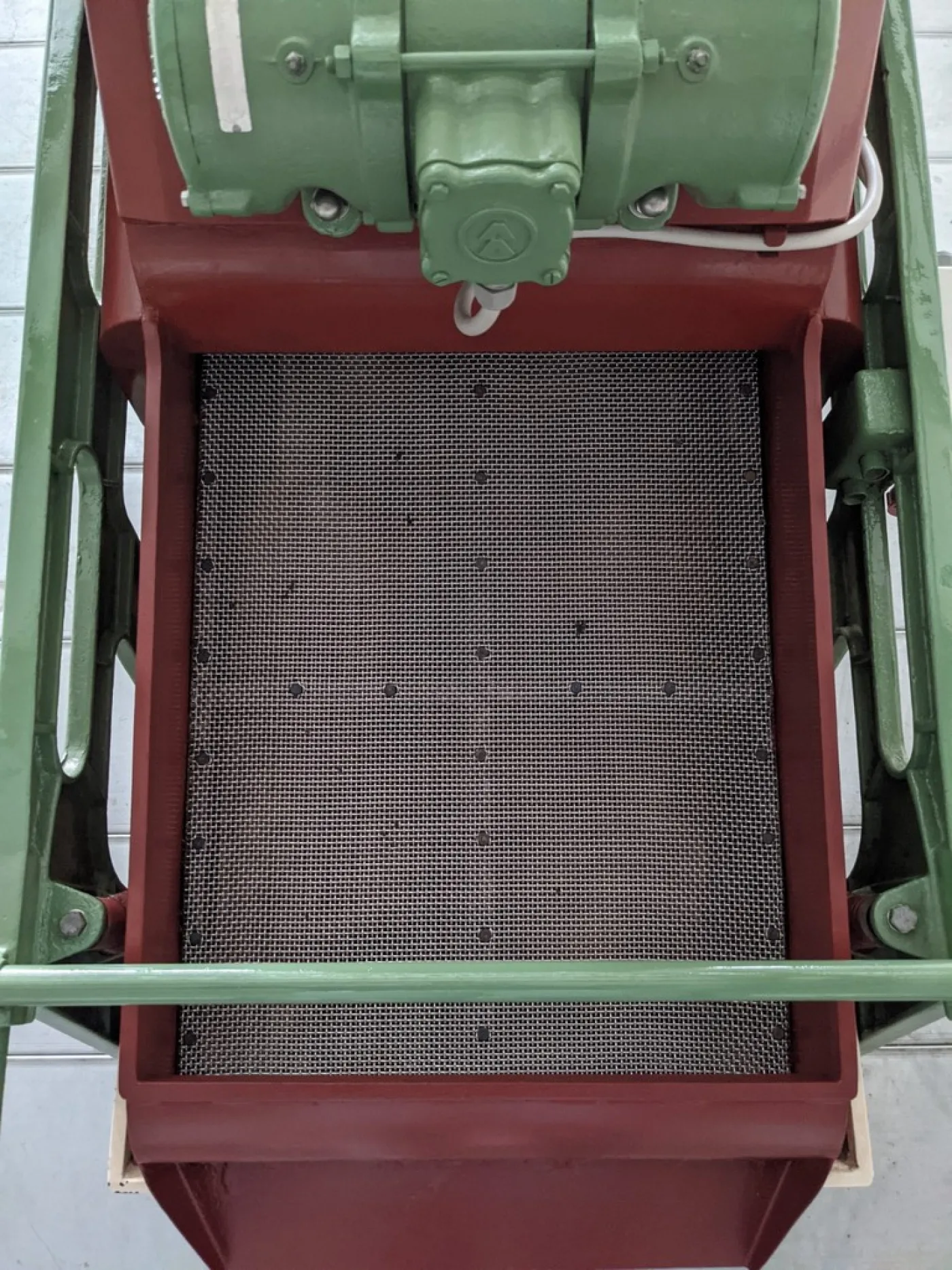 VIBRATING DE-JUICER IMMA, WITH STAINLESS STEEL GRID, MUST COLLECTOR TRAY AND IRON PAINTED FRAME, SECOND-HAND MACHINE - 6