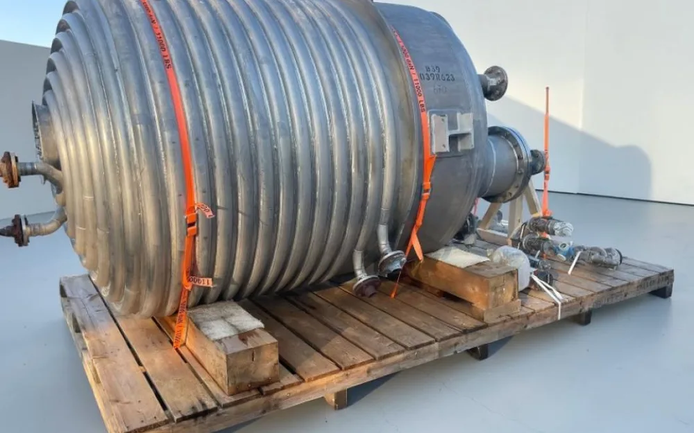 Reactor vessel with half-pipe coil heating/cooling