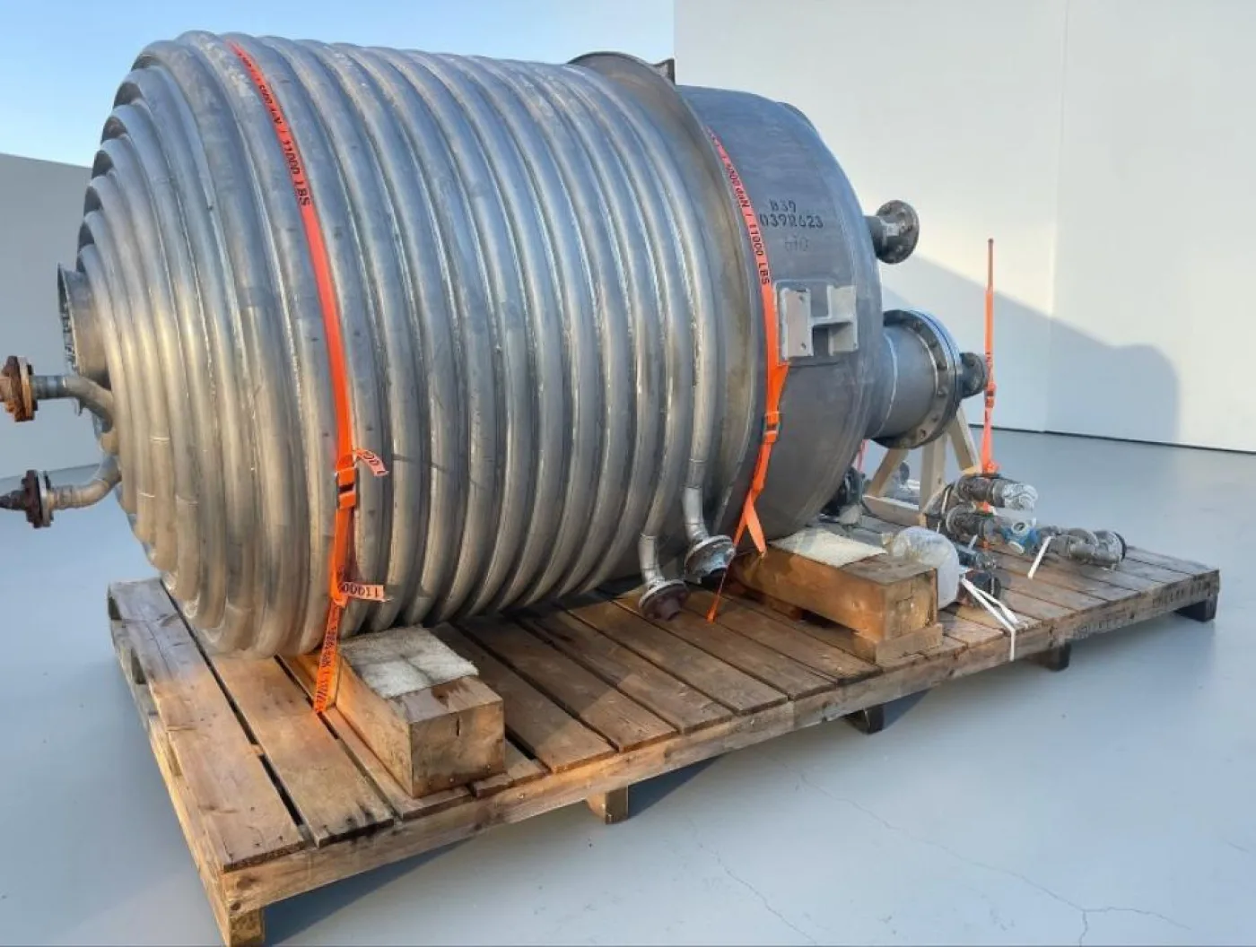 Reactor vessel with half-pipe coil heating/cooling - 1