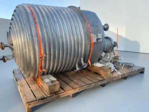 Reactor vessel with half-pipe coil heating/cooling
