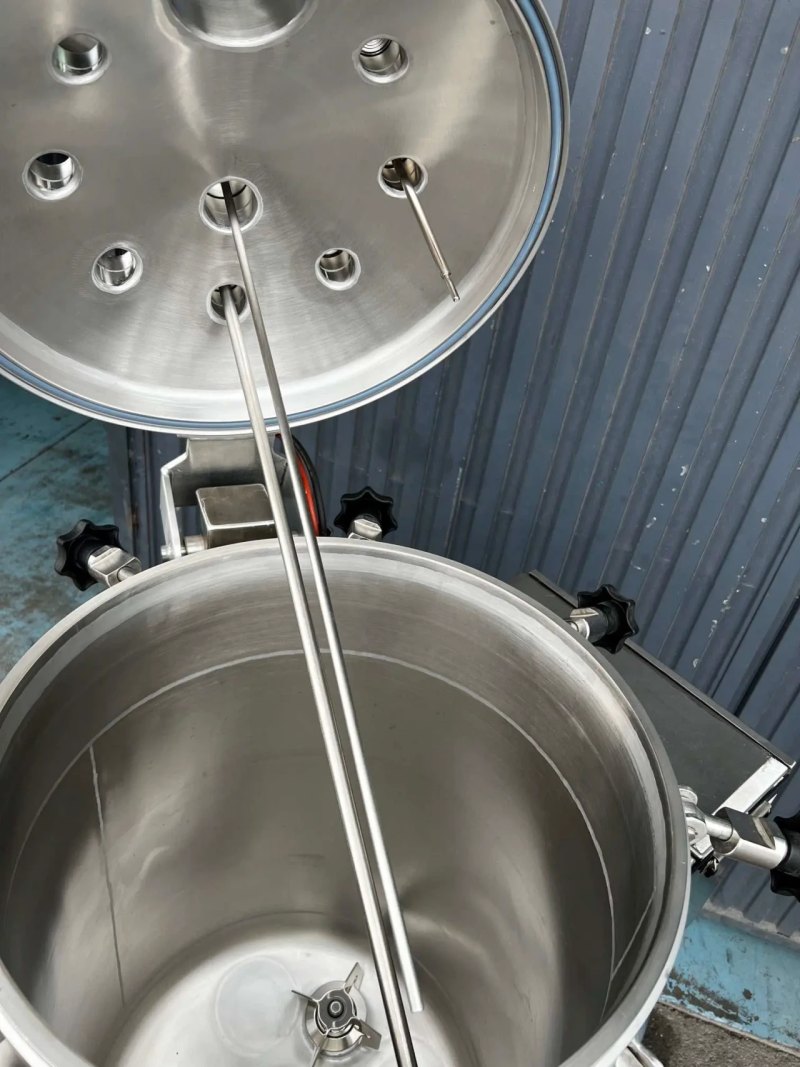 INTERVET INTERNATIONAL STAINLESS STEEL REACTOR 150 LITERS WITH AGITATION AND USED JACKET