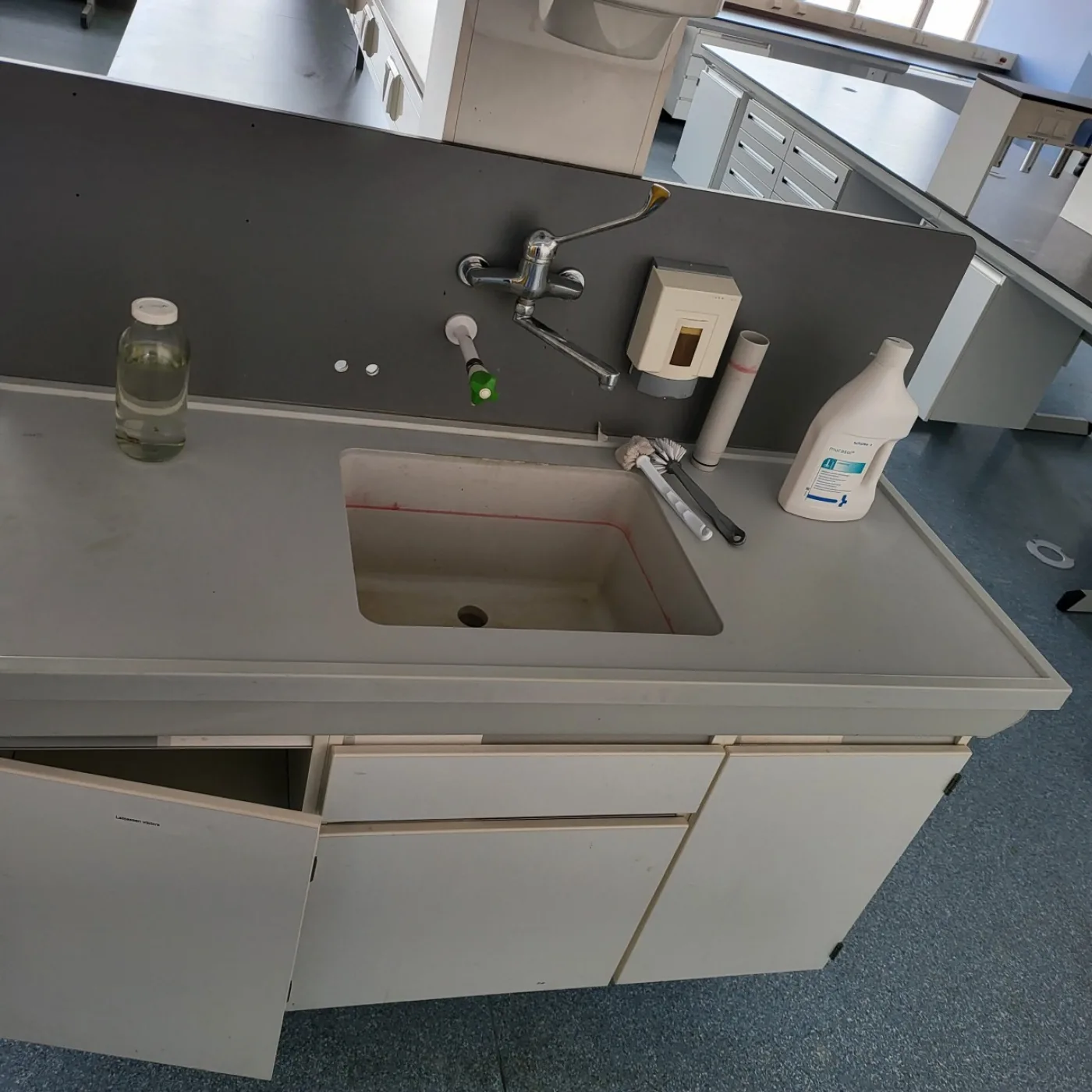 2073 – Used S+B island laboratory table (545 cm) - 2