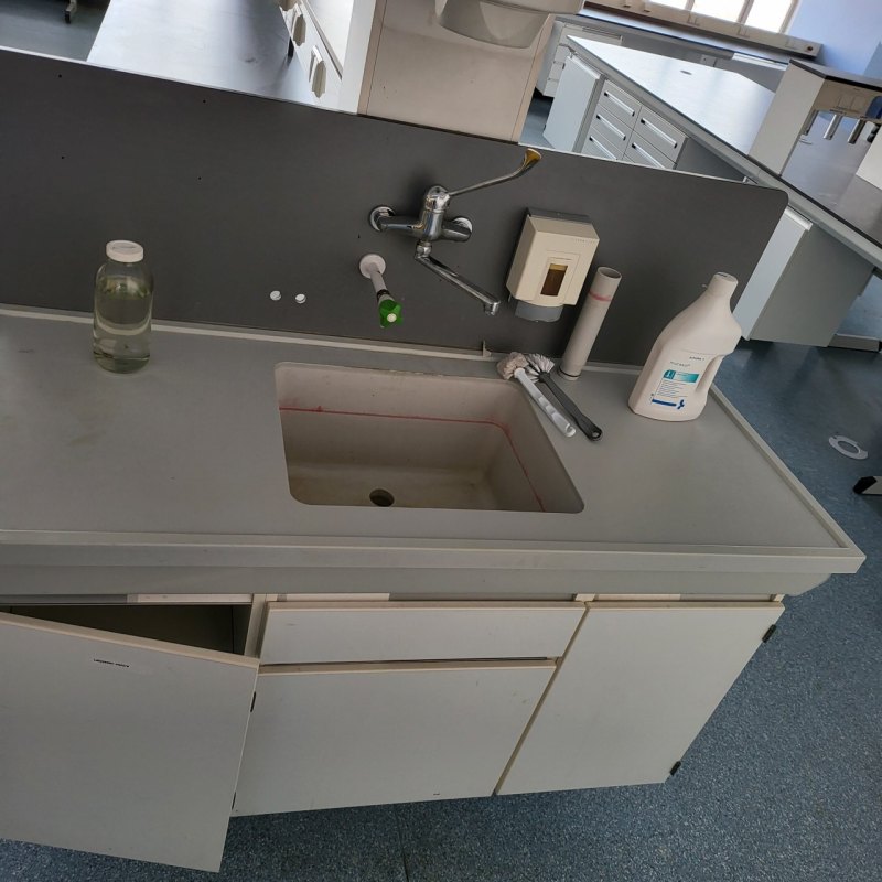 2073 – Used S+B island laboratory table (545 cm)