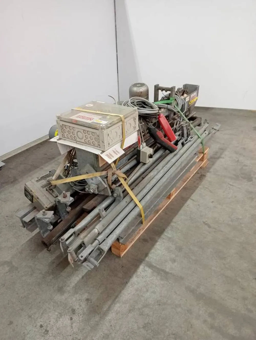 Truck loading and unloading elevator