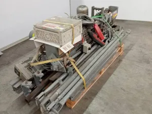 Truck loading and unloading elevator
