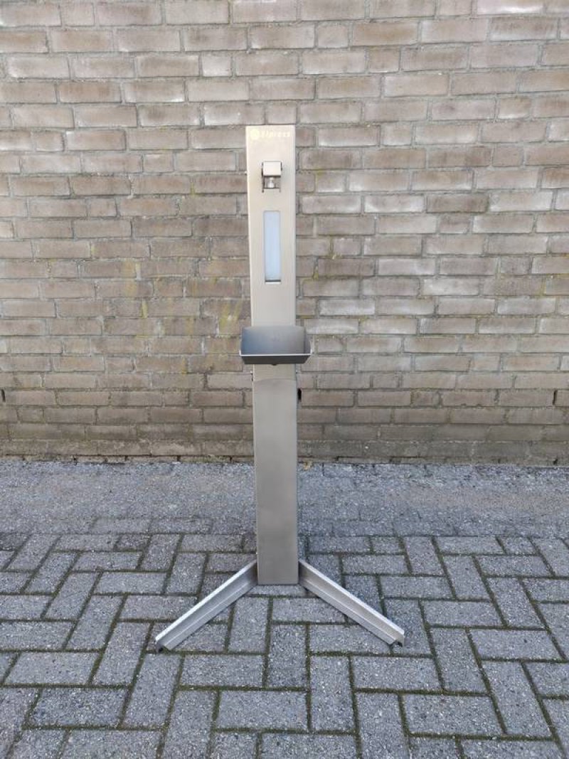 Hand sanitizer dispenser pole - Desinfection