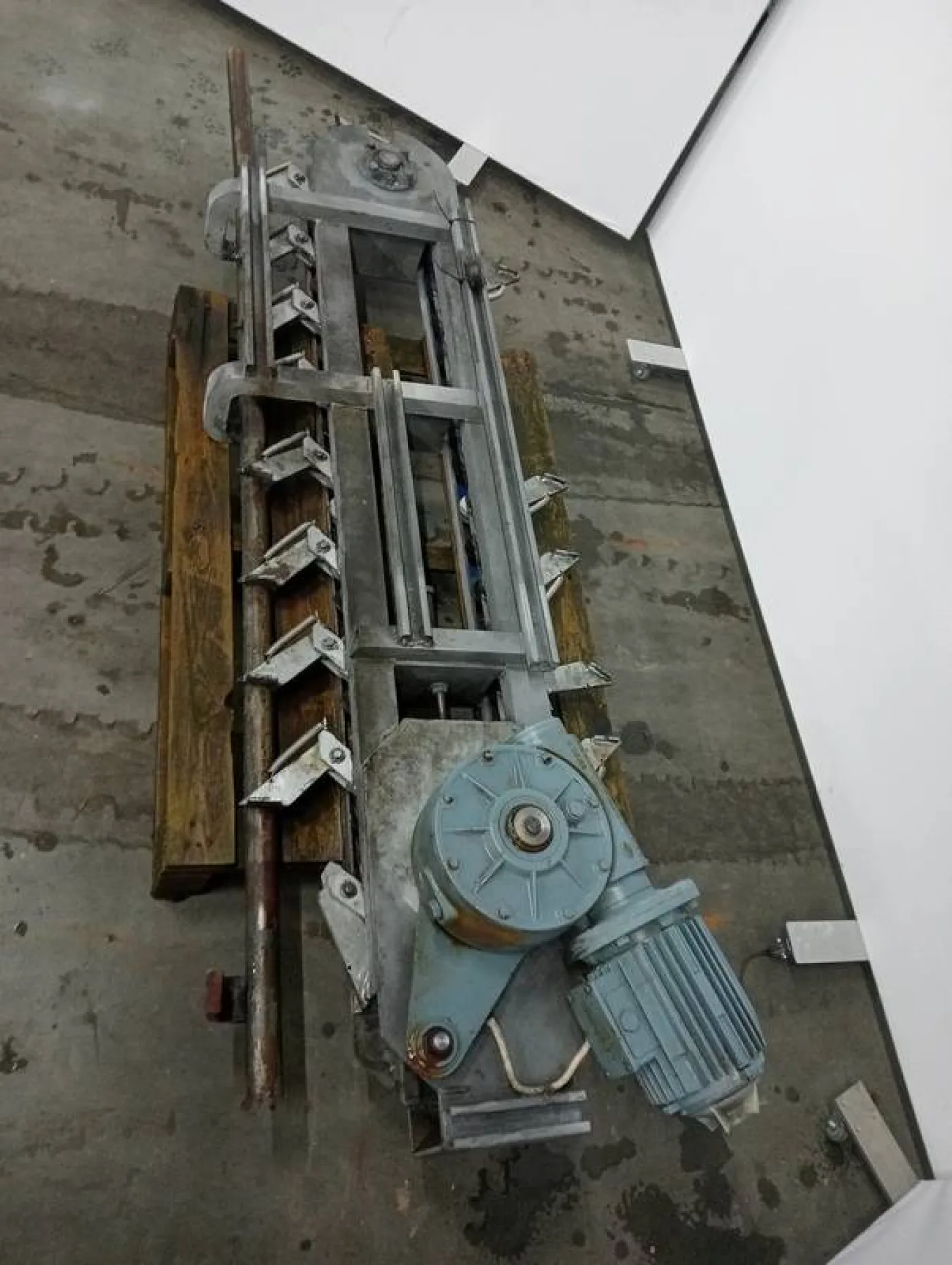 Lift conveyor empty hooks - 4