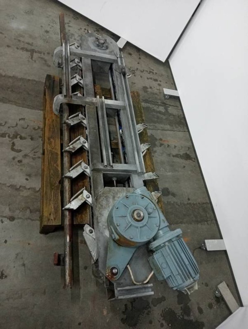 Lift conveyor empty hooks