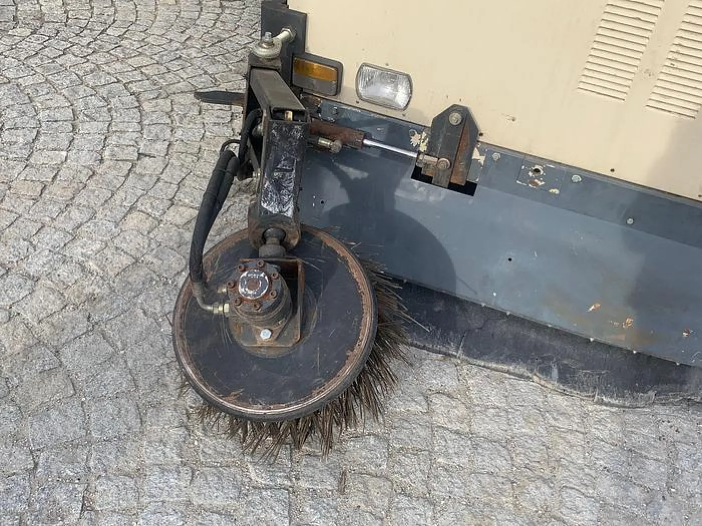 Amros 1250 Kehrmaschine - 6