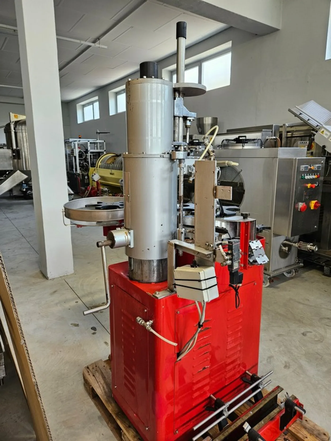 QUAGLIA E GIUSO AUTOMATIC CORKING MACHINE, SINGLE-HEAD FOR MUSHROOM CORK, WITH LIQUEUR DISPENSER, SECOND-HAND MACHINE - 5