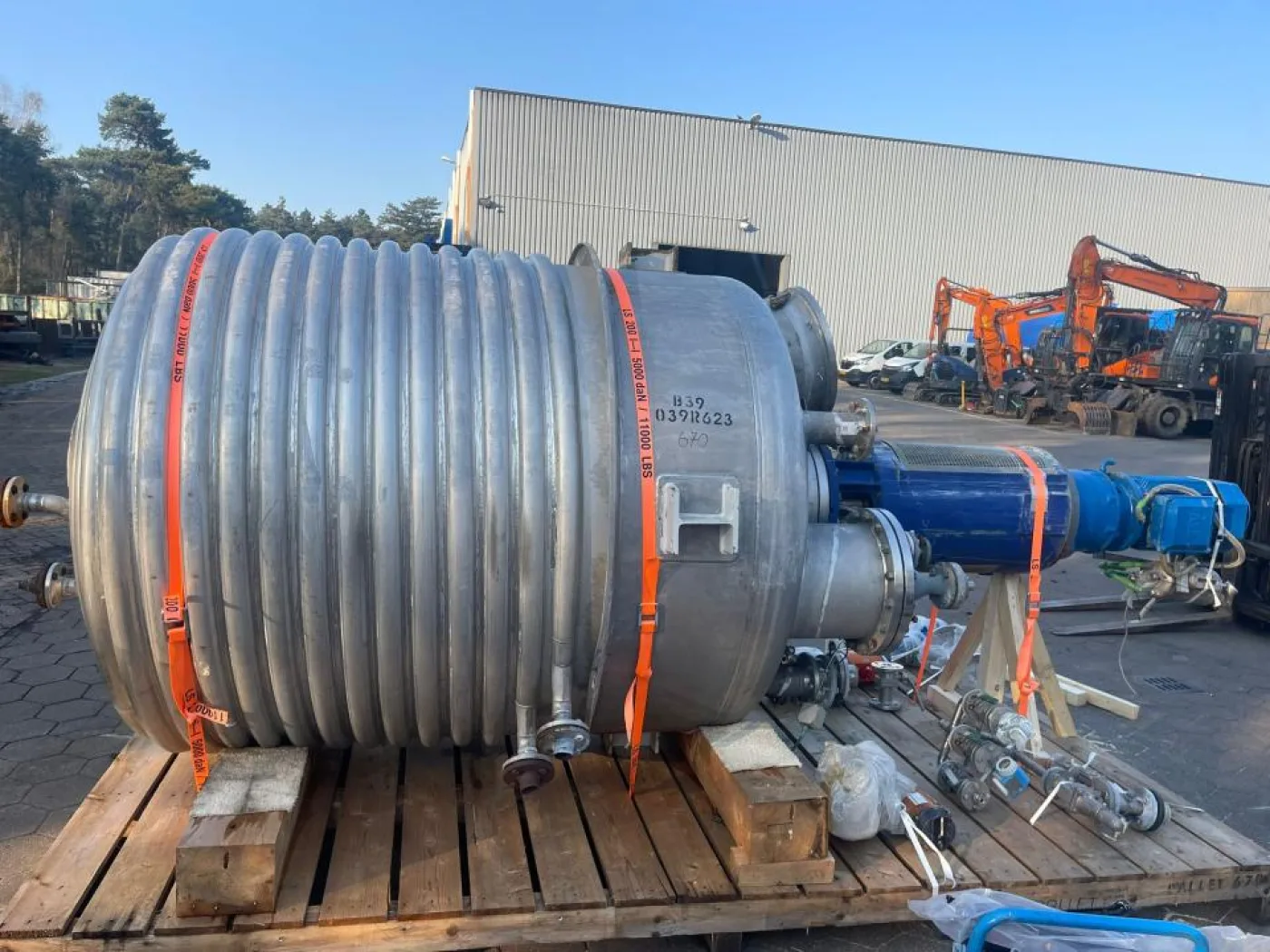 Reactor vessel with half-pipe coil heating/cooling - 3