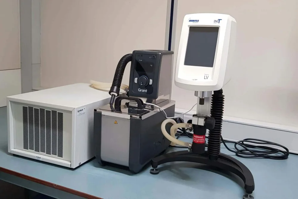 Brookfield Viscositeitsmeter compleet met Grant waterbad, koeling, UL-adapter en spindels