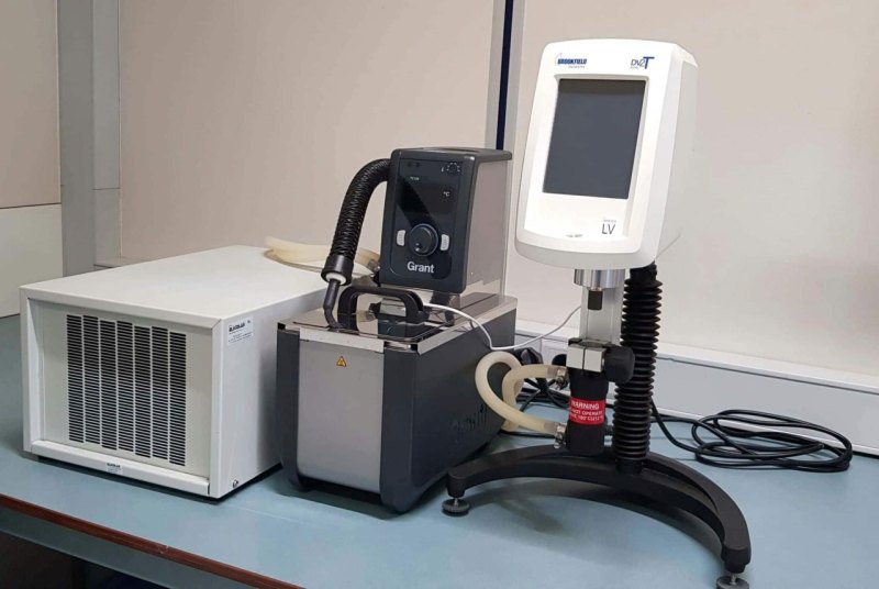 Brookfield Viscositeitsmeter compleet met Grant waterbad, koeling, UL-adapter en spindels