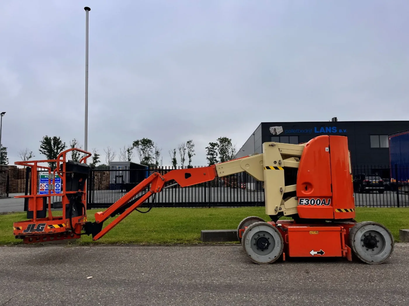JLG E300AJ - 3