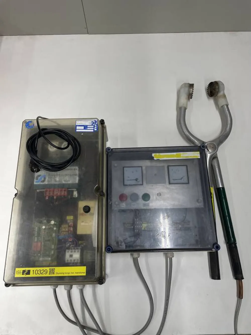 Stunning transformer with tongs