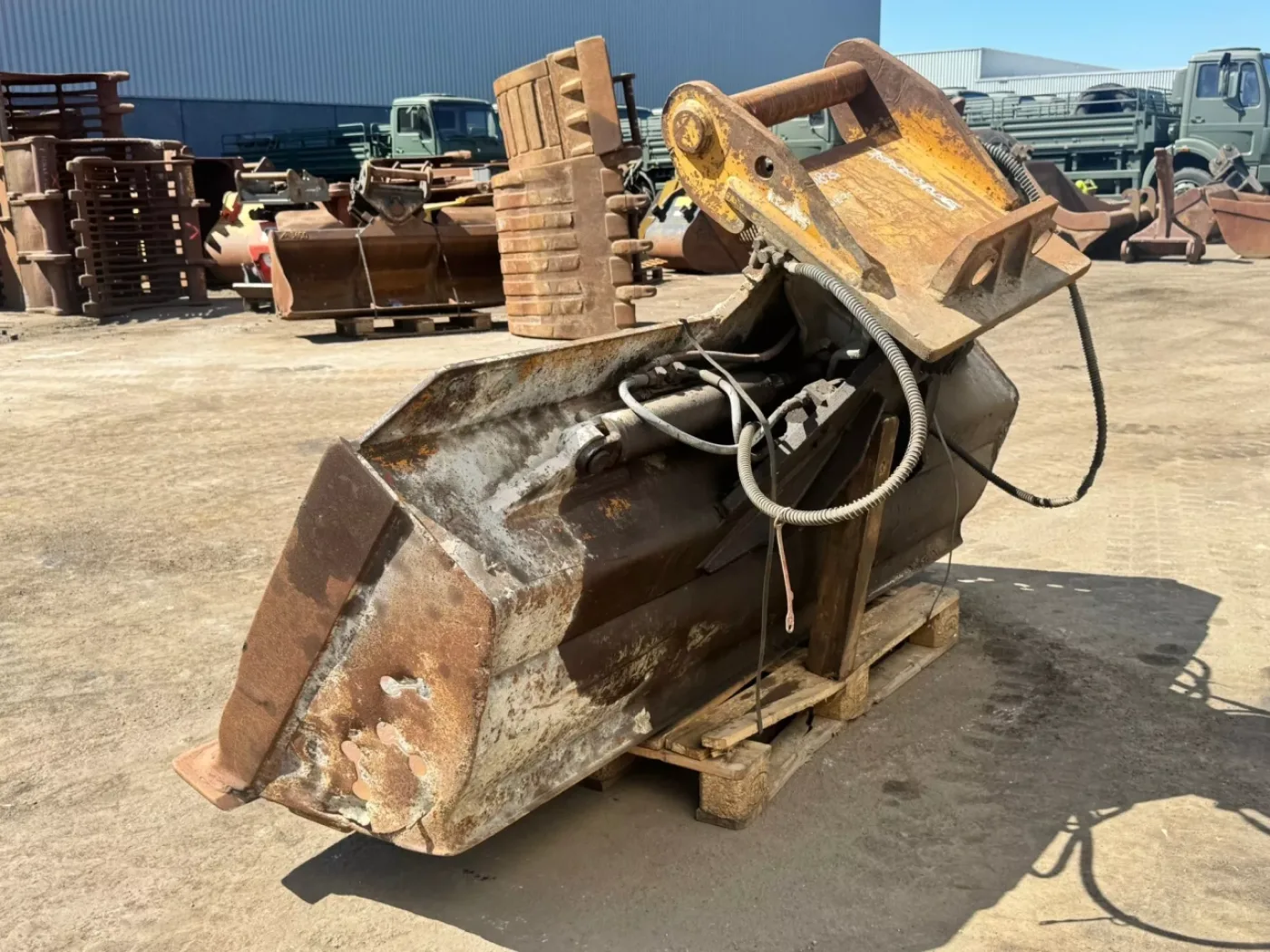 Tiltable ditch cleaning bucket - 6