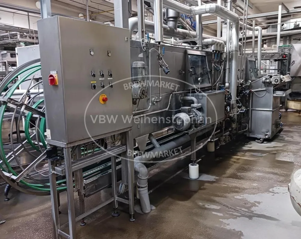 Crate cleaning system