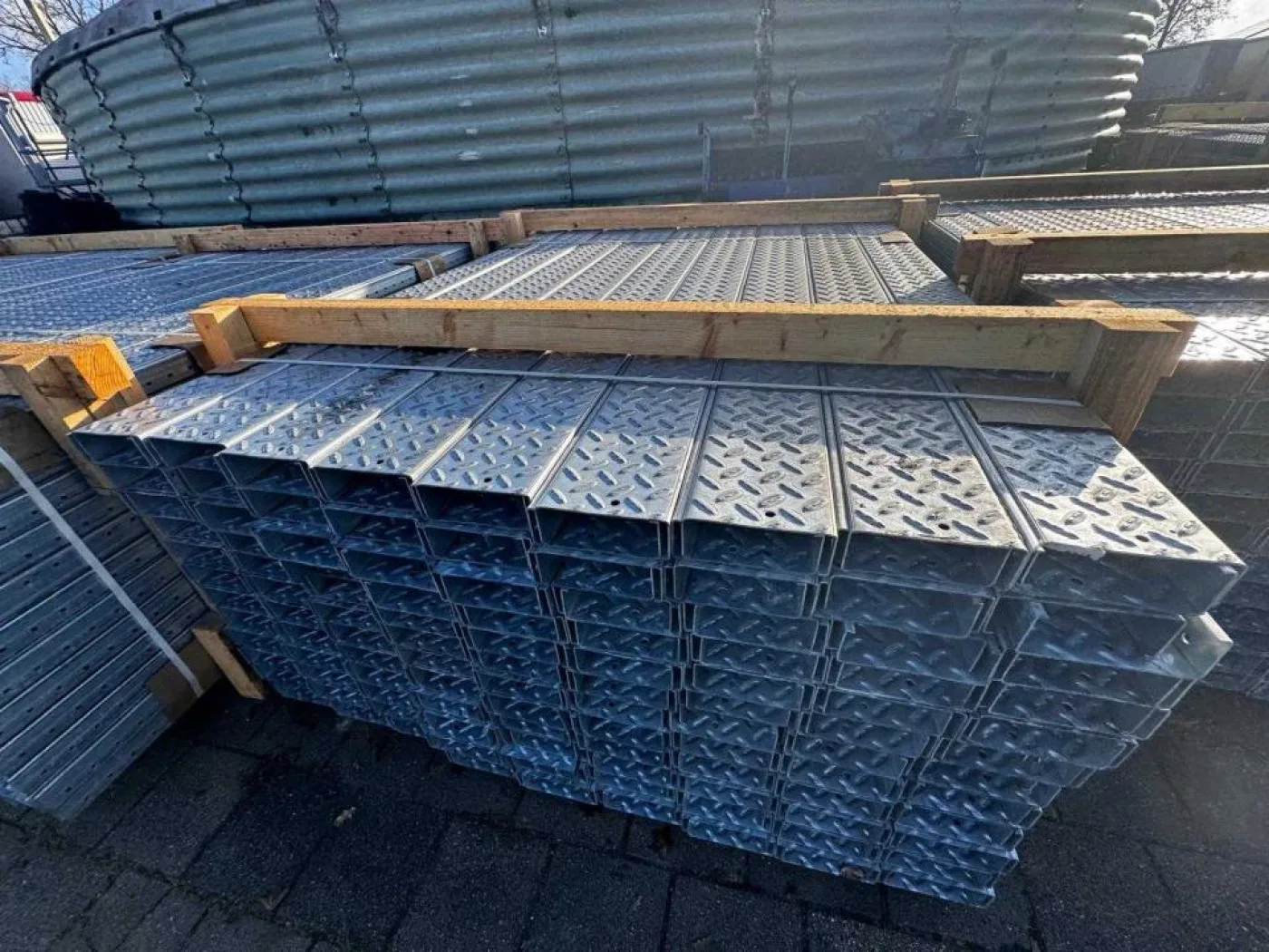 5 tonnes of stacked galvanized steel floor panels (216x) - 2