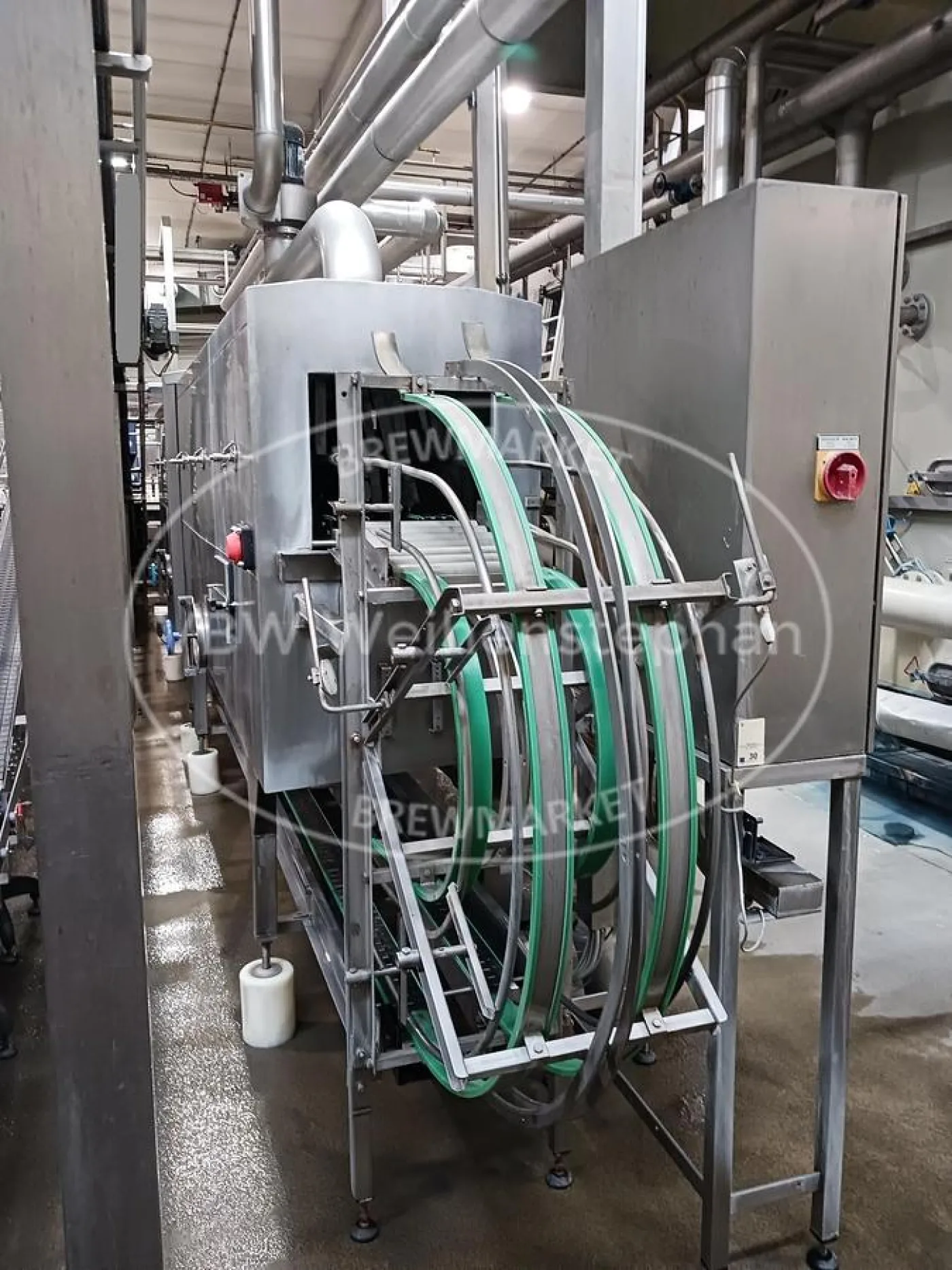 Crate cleaning system - 2