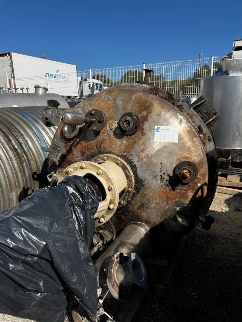 USED STAINLESS STEEL REACTOR 316 2200 LITERS WITH AGITATION AND HALF ROD