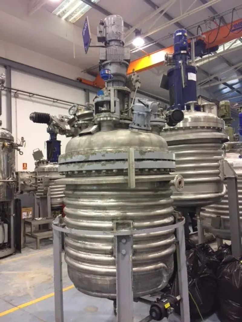 USED 800 LITER STAINLESS STEEL REACTOR WITH AGITATION AND HALF ROD