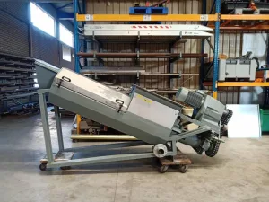 Screw press conveyor for dewatering