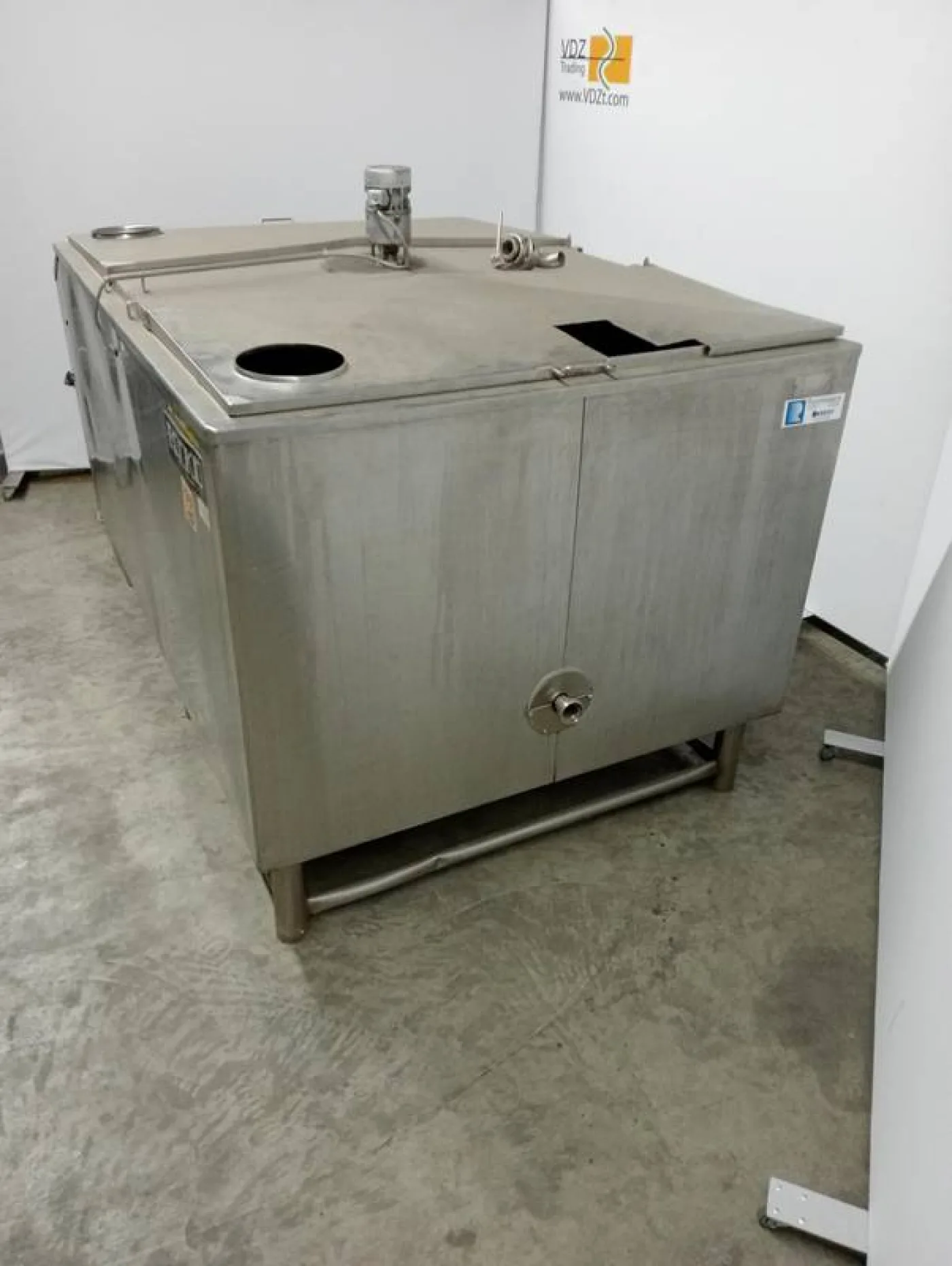 Blood tank with stirring mechanism - 6