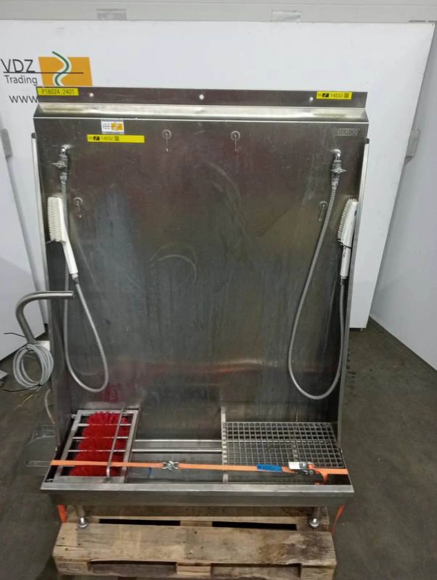 Boots and apron washing unit - 5