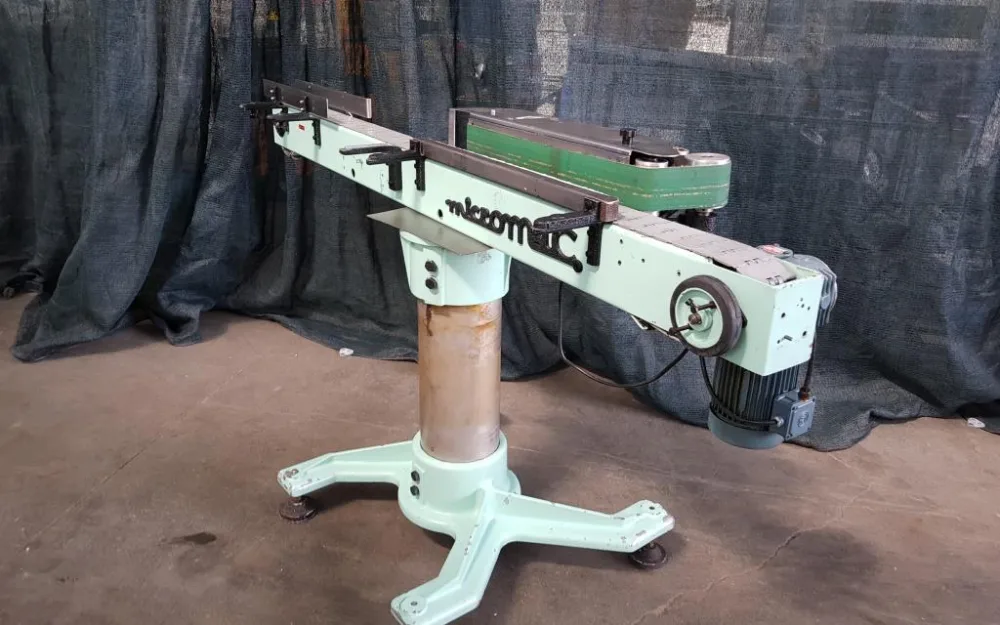 NASTRO TRASPORTATORE LINEARE MOTORIZATTO CON CONVOGLIATORE – MICROMAC