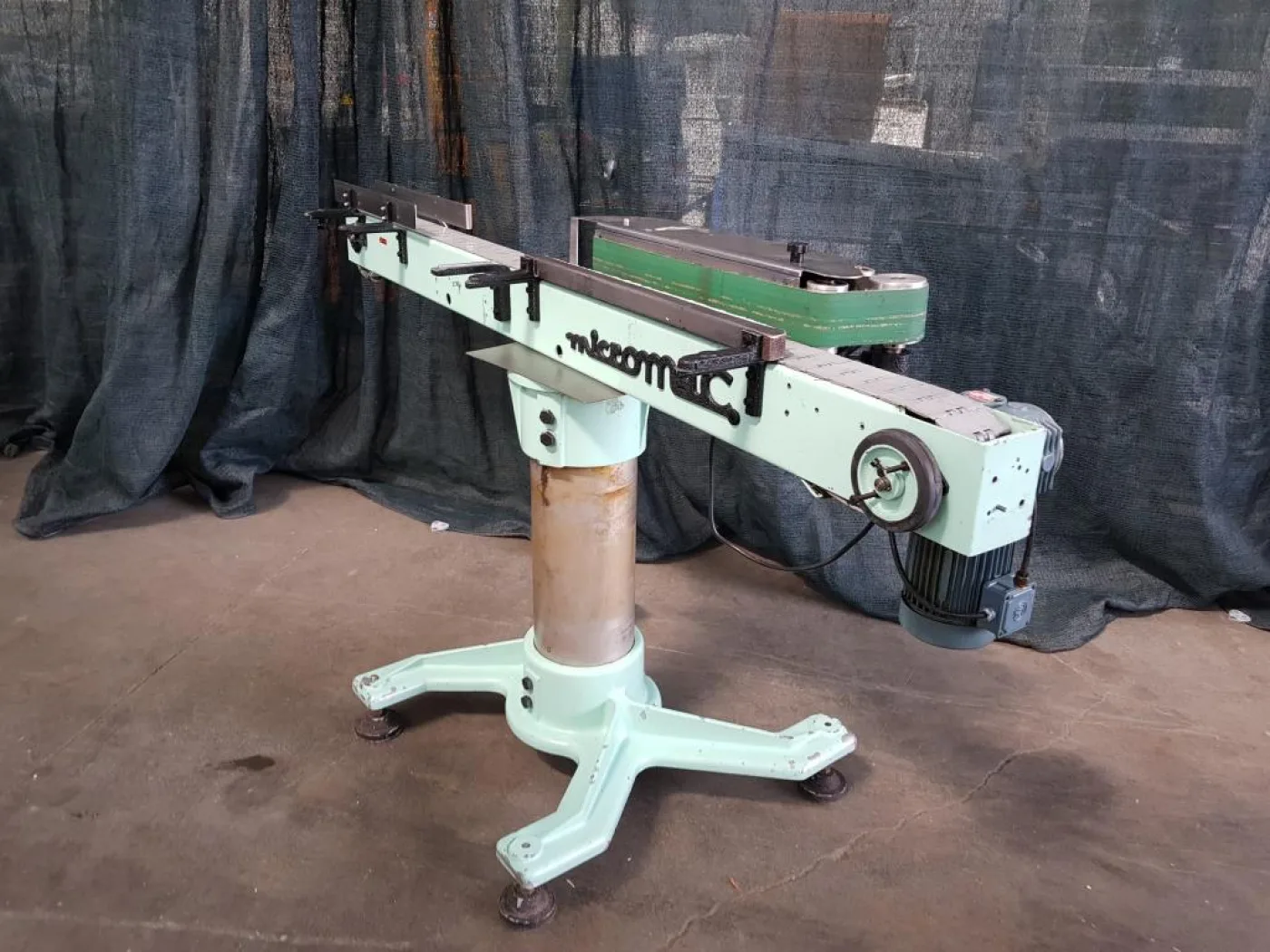 NASTRO TRASPORTATORE LINEARE MOTORIZATTO CON CONVOGLIATORE – MICROMAC - 1