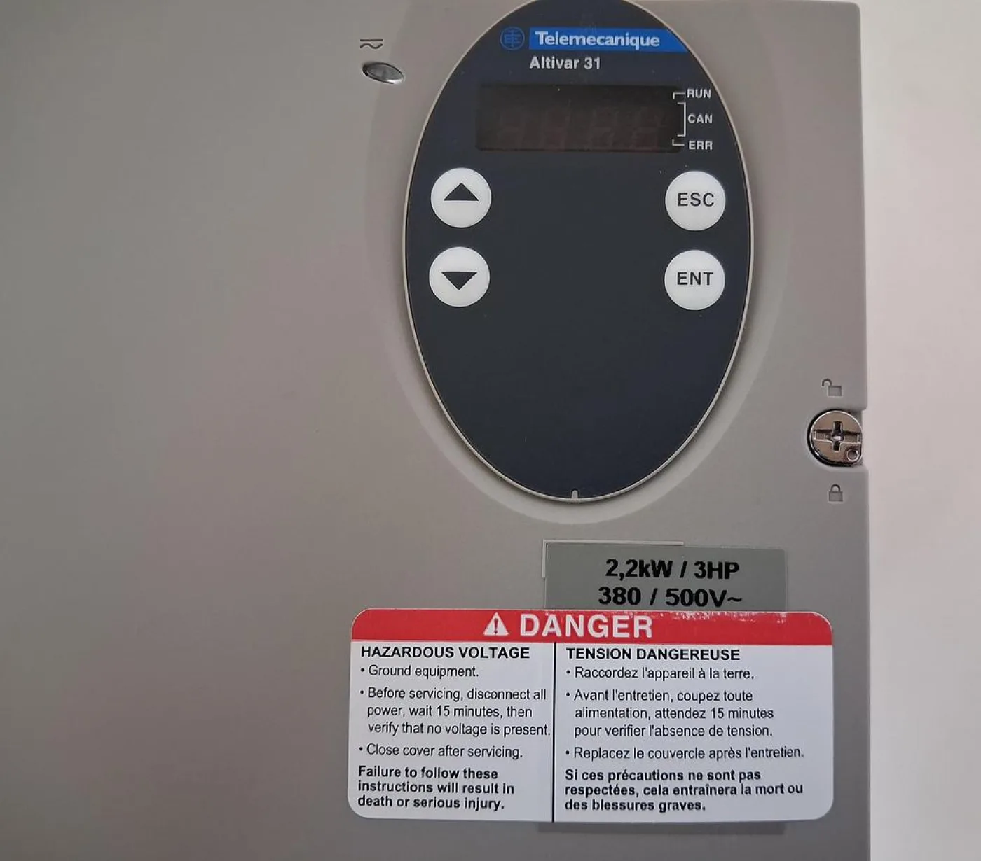 Schneider Electric Telemecanique Altivar 31 ATV31HU22N4 Frequency Inverter - 3