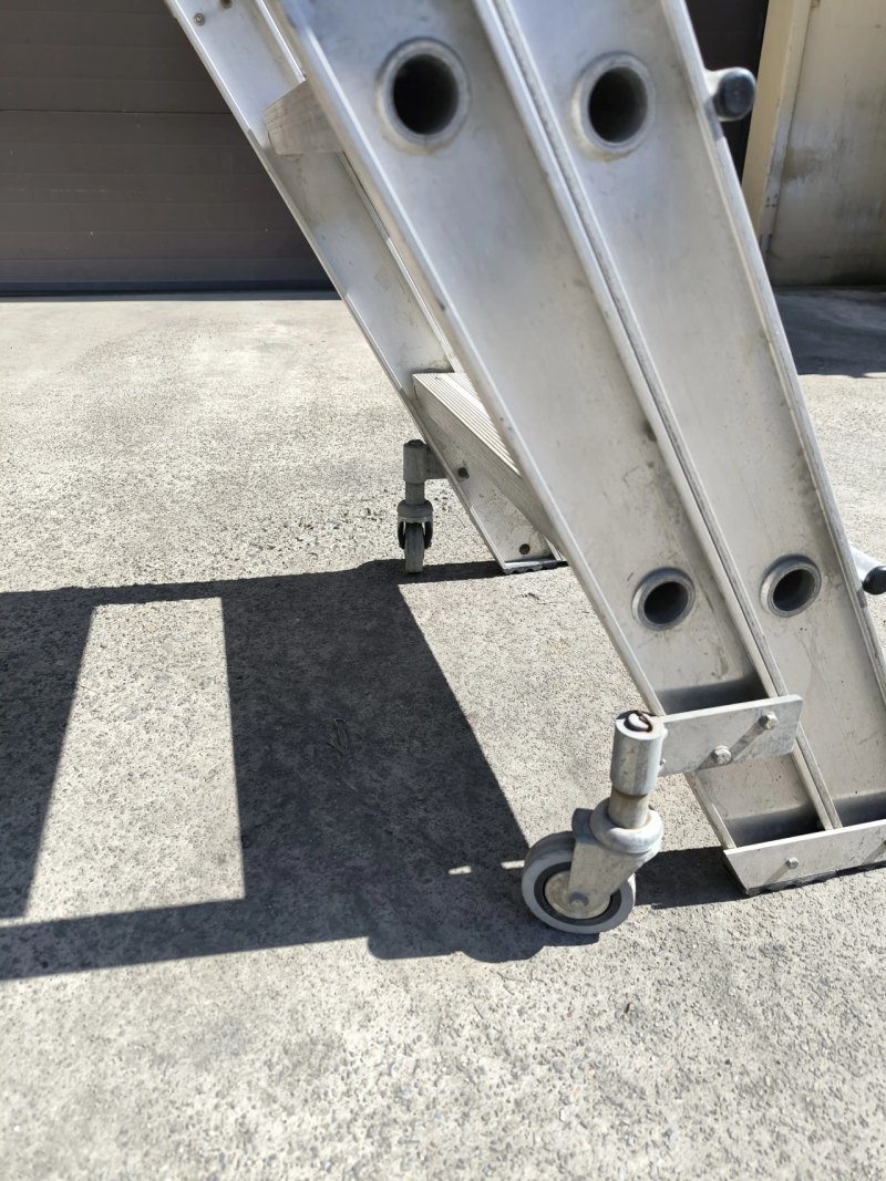 MOBILE LADDER