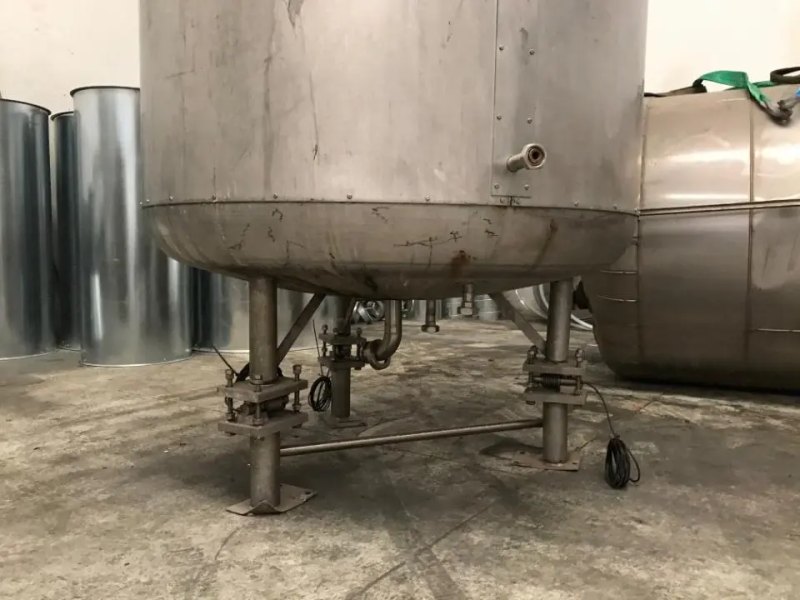 STAINLESS STEEL TANK 2,000 LITERS WITH USED HALF CANE