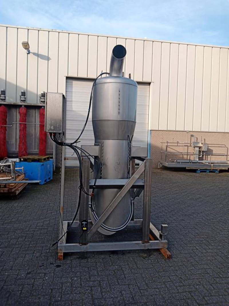 Cyclone with ejector gate