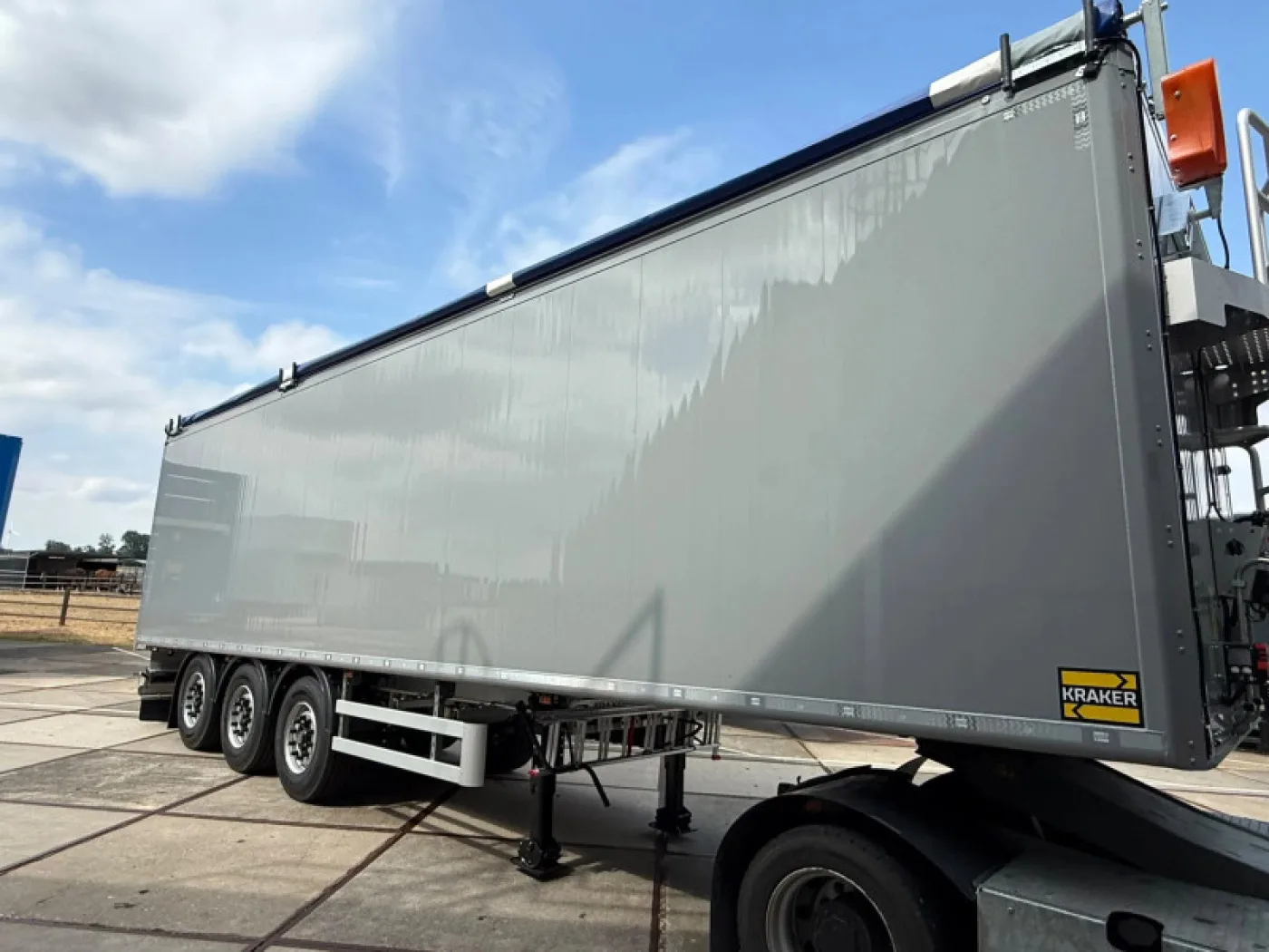 K-Force 72 m³ Agrar Cracker with Folding Bumper and Lift Axle—New—Available Now! - 2