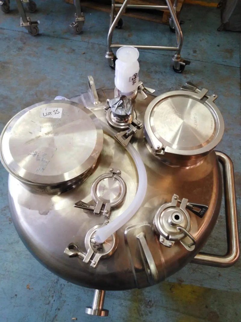 USED STAINLESS STEEL TANK 150 LITERS WITH AGITATION