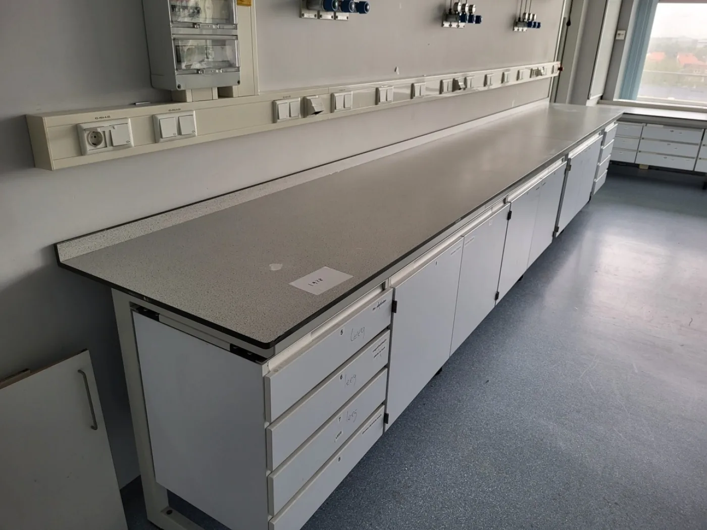 1928 – Used S+B Laboratory wall table (520 cm) - 2